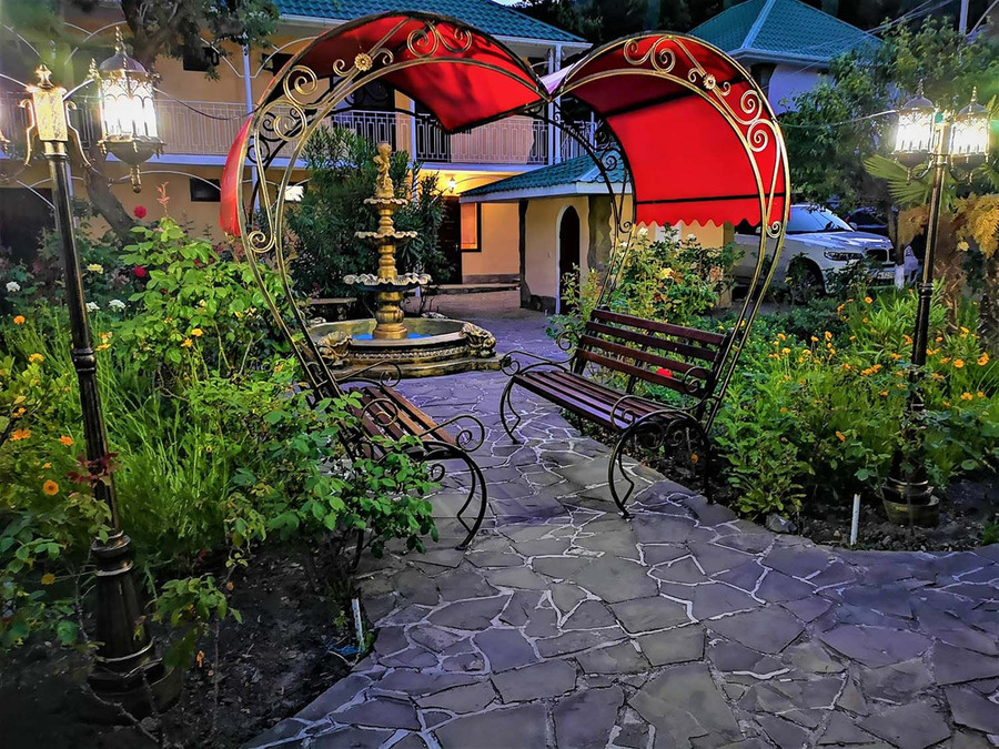 Полулюкс на двоих с кухней - на май 2500 руб., летом до 4000 руб.