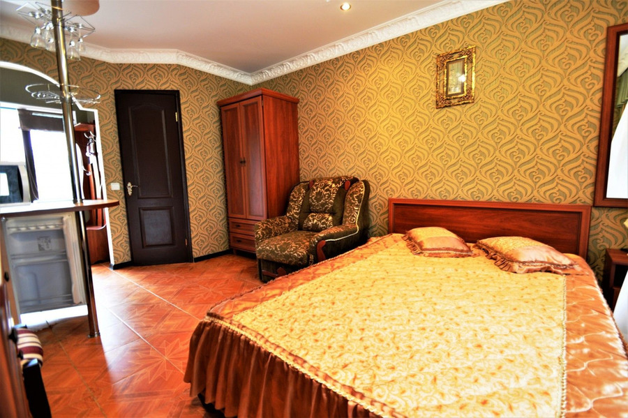 Полулюкс на двоих с кухней - на май 2500 руб., летом до 4000 руб.